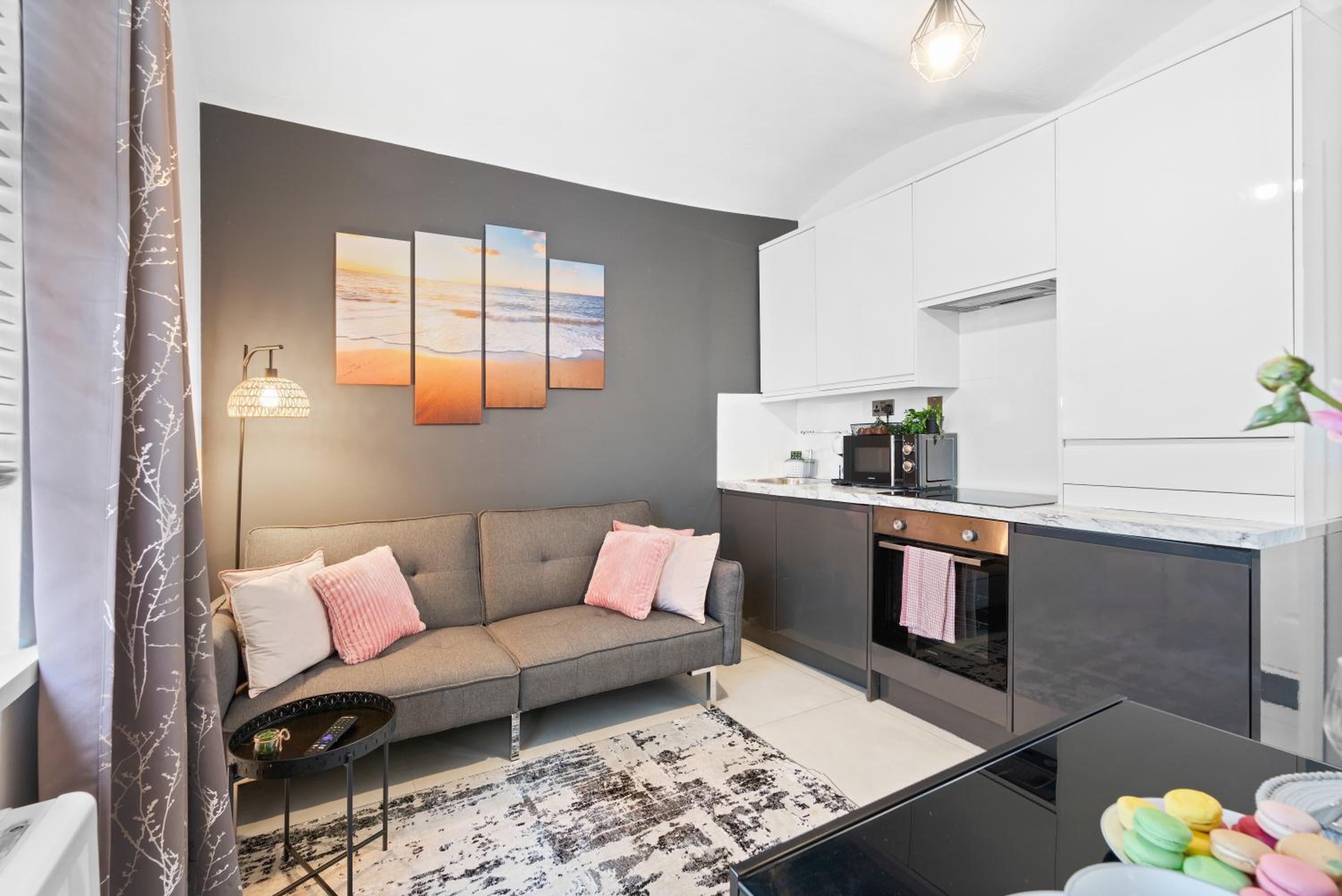 Brighton Apartment, Walk to Cafés, Beach & The Lanes, Parking Available view 3