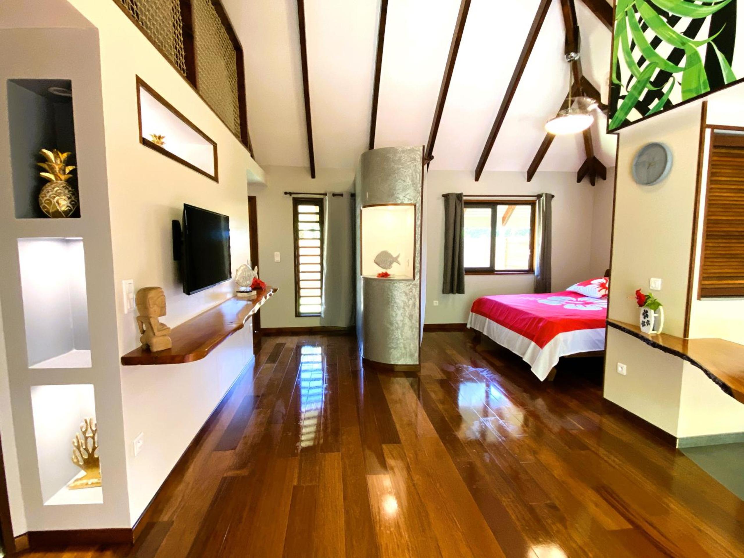 MOOREA - The SERENITY Creek spa view 3