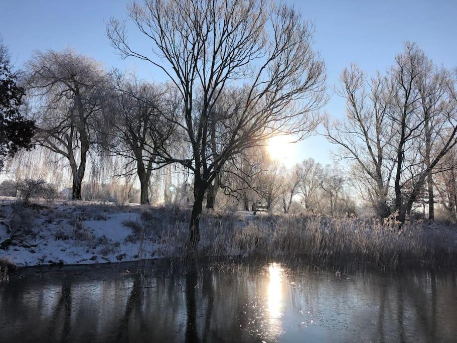Haus am Fluss und See