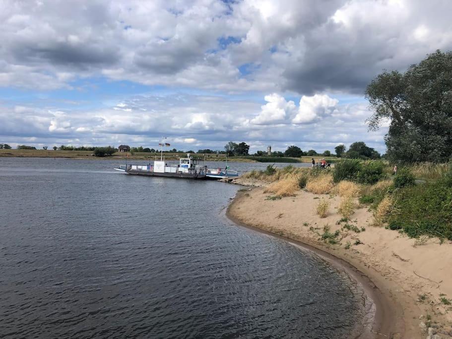 Haus am Fluss und See
