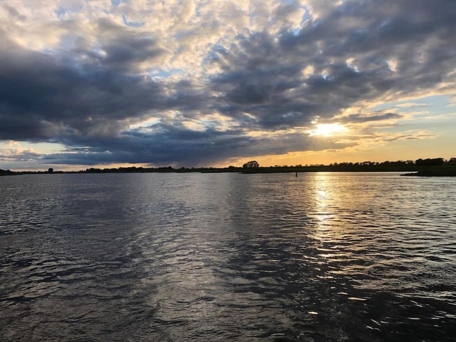 Haus am Fluss und See