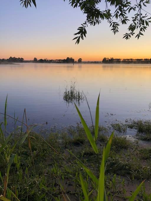 Haus am Fluss und See