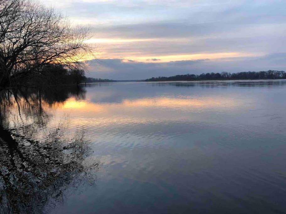 Haus am Fluss und See