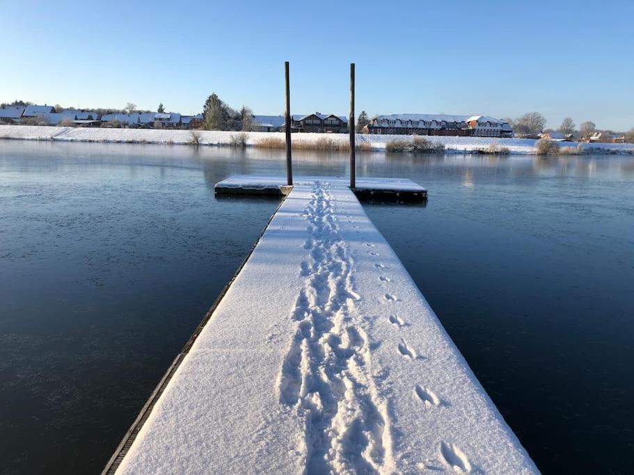 Haus am Fluss und See