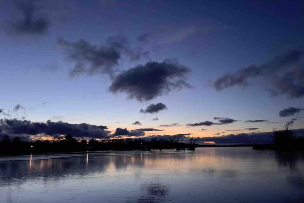 Haus am Fluss und See