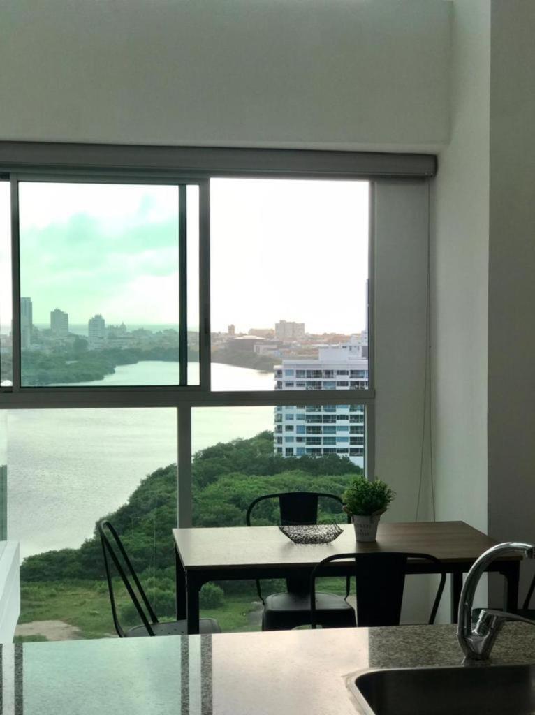 LUJOSO Y COMODO APARTAMENTO EN CARTAGENA