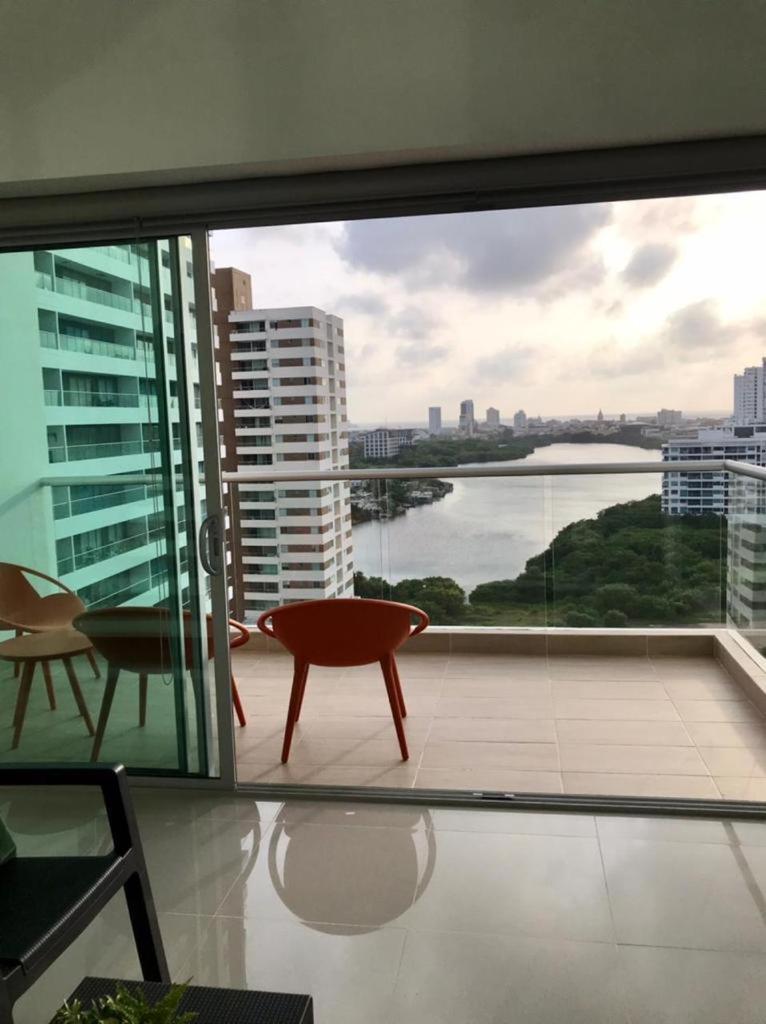 LUJOSO Y COMODO APARTAMENTO EN CARTAGENA