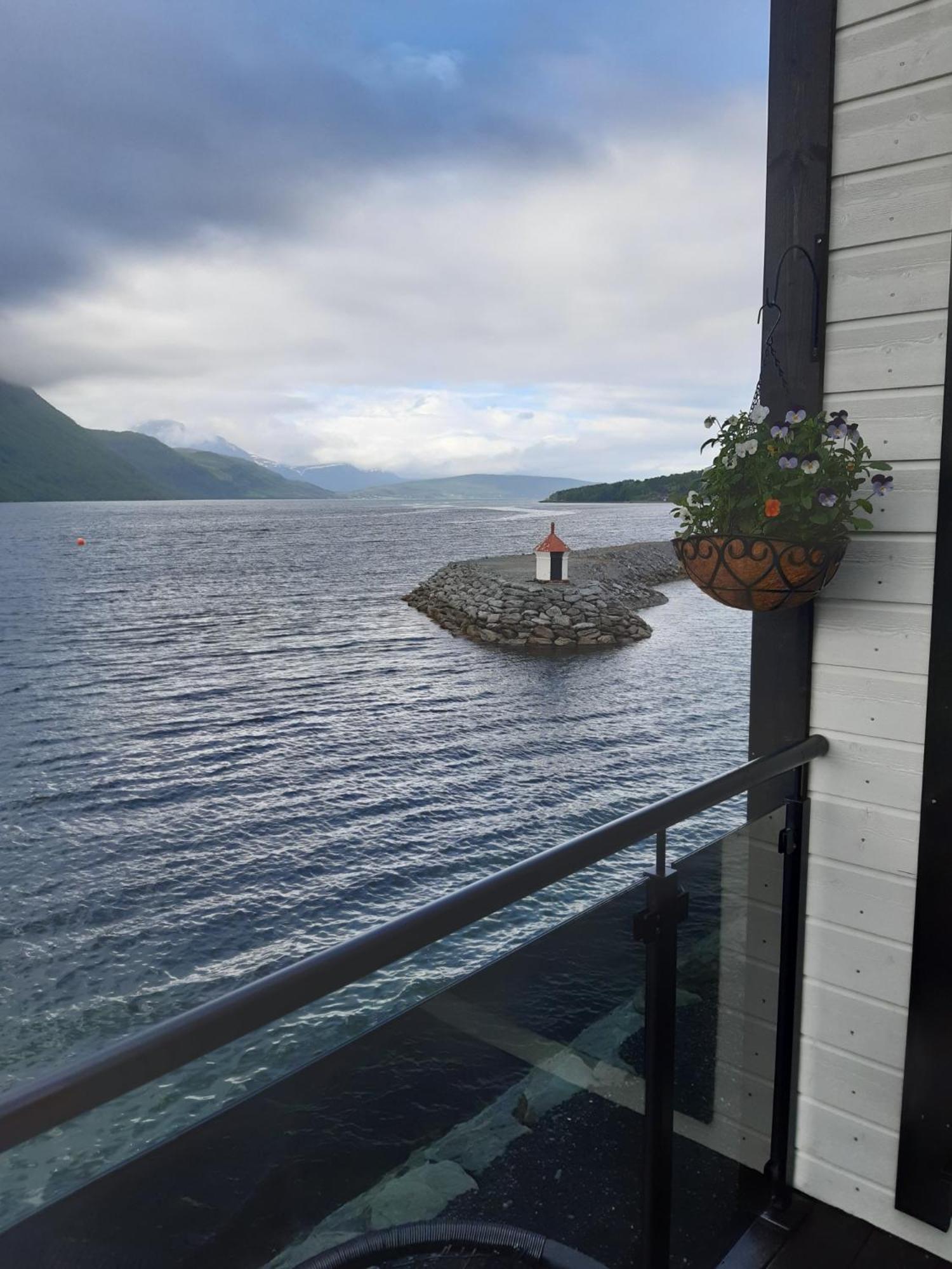 Arctic Sea lodge - cabin with panoramic view in Balsfjord view 3