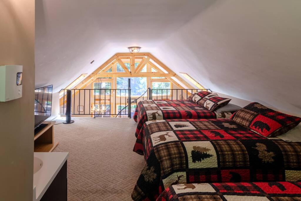 Hot Tub l Walk to Lake Harmony l Minutes to Ski view 4