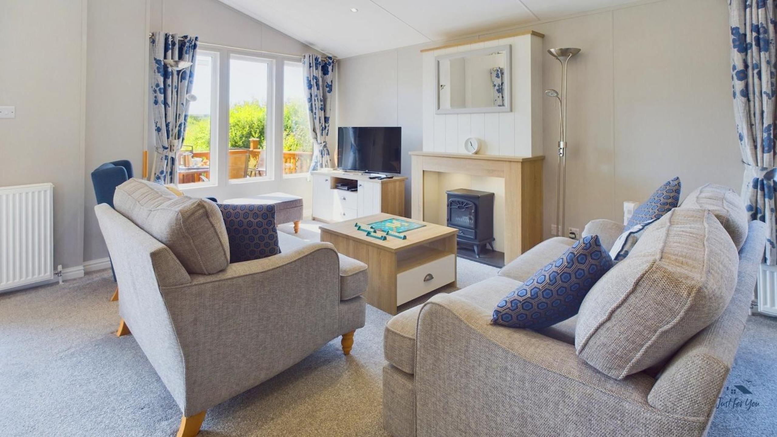 Poppy An Immaculate Lake side Lodge the Perfect Retreat, Sleeps 4 view 3