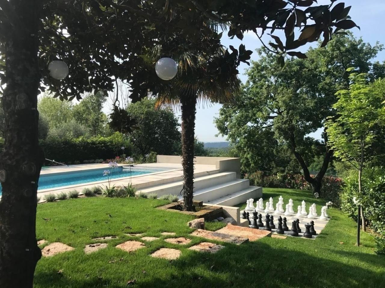 Villa am Gardasee mit großem Pool und Garten view 3