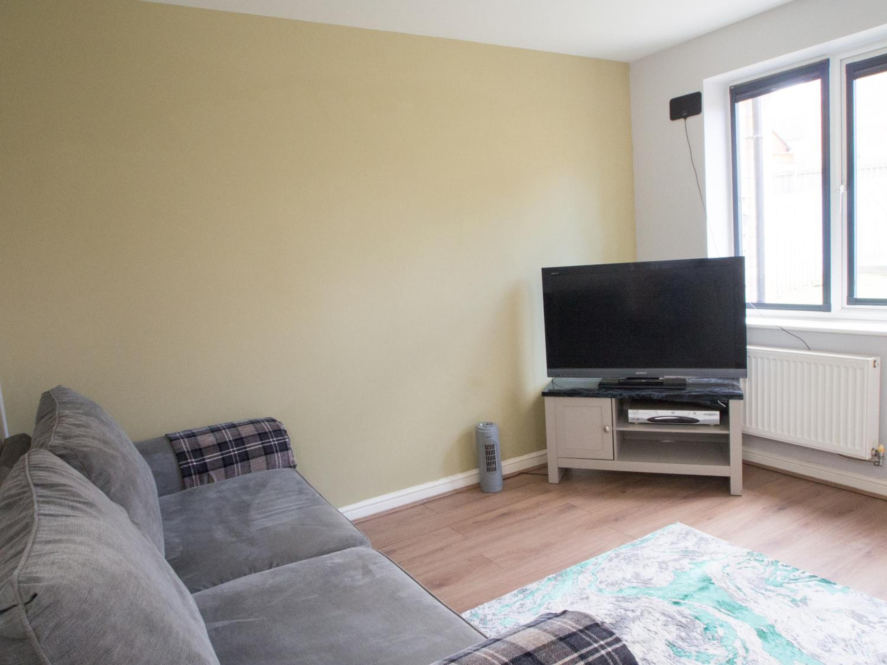 Emerald House - Cozy Stay Sleeps 5 Guests - Driveway Parking - Garden view 3