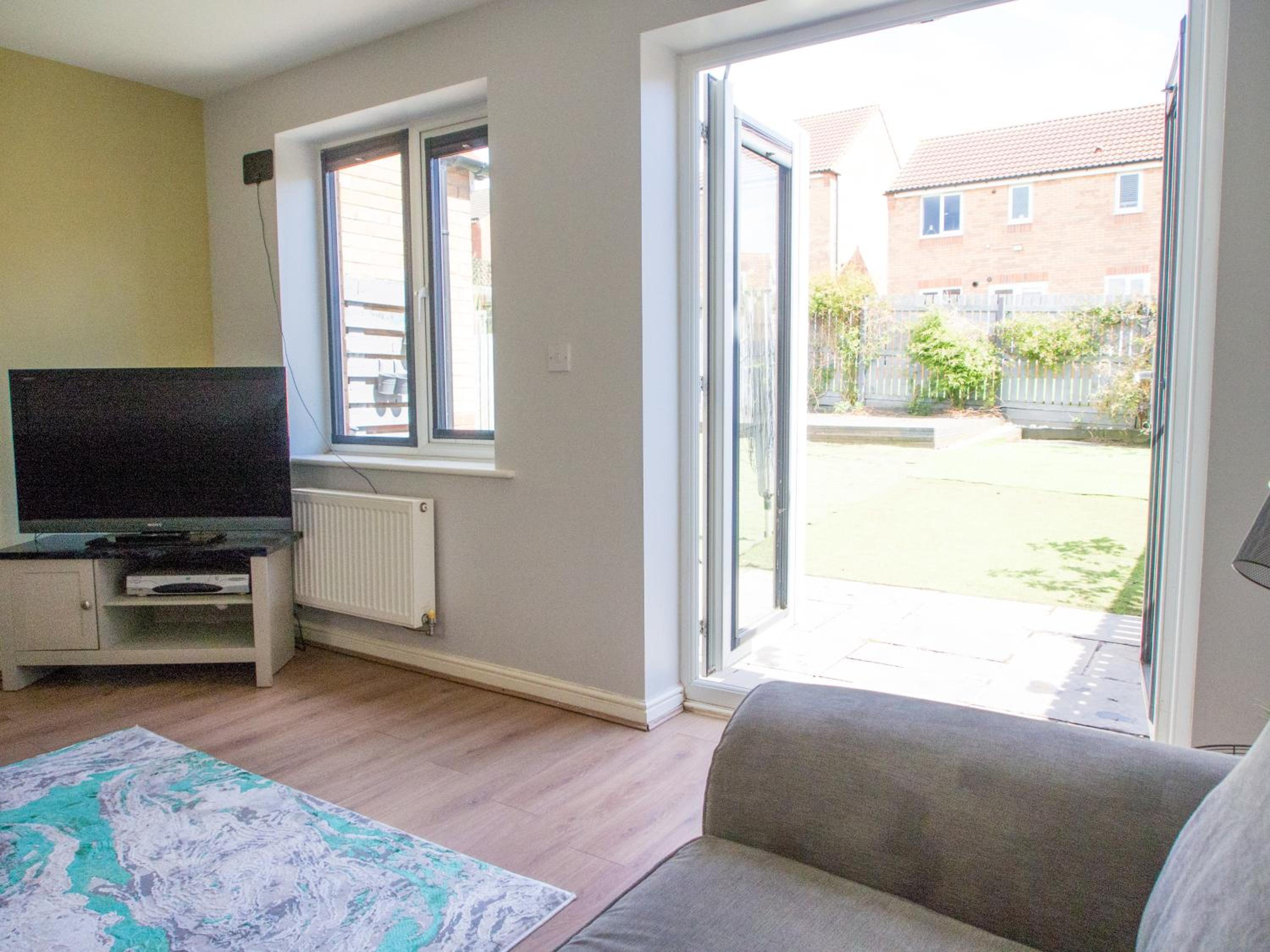 Emerald House - Cozy Stay Sleeps 5 Guests - Driveway Parking - Garden view 4