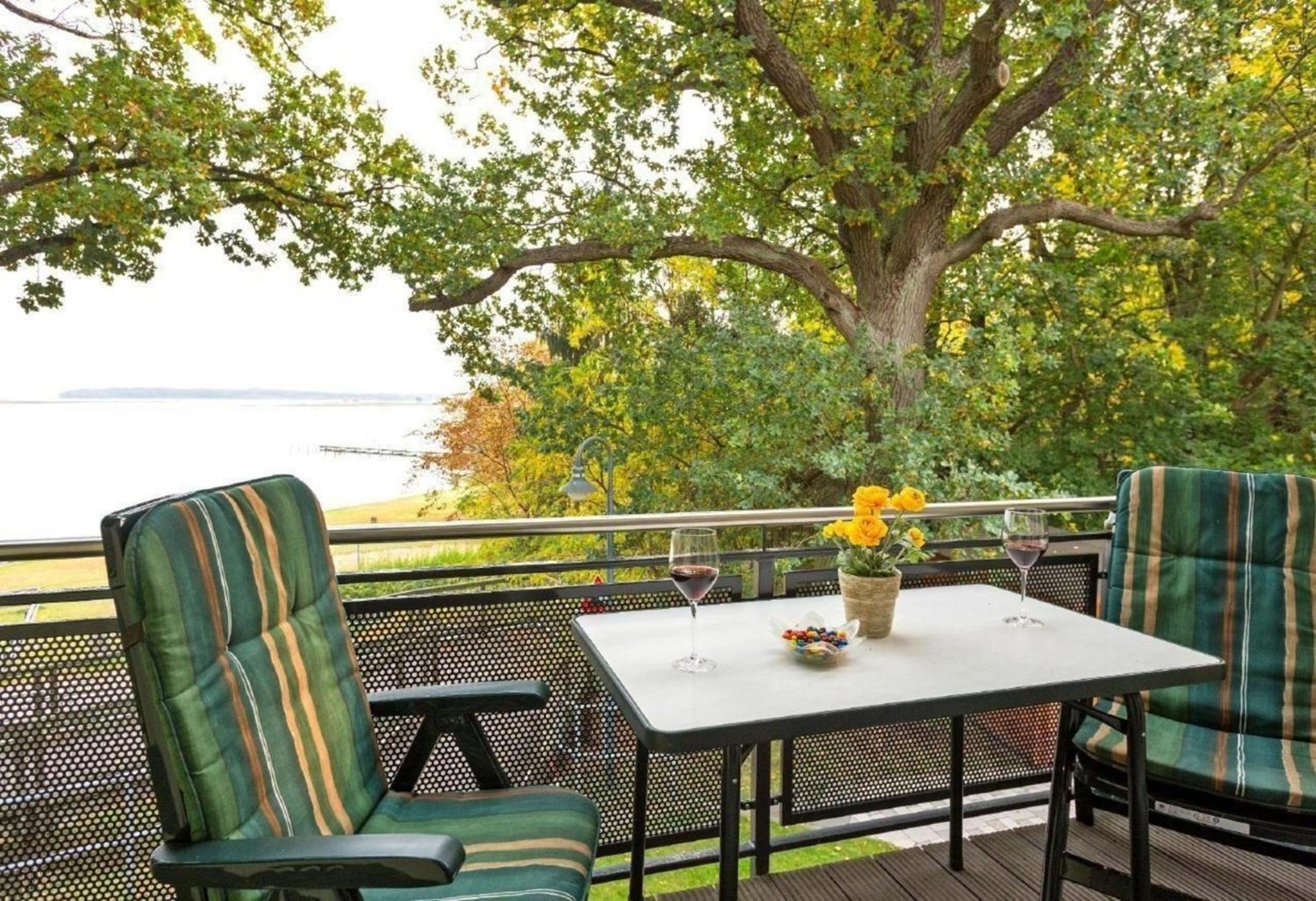 Appartement in RöbelMüritz mit Grill und Terrasse und Seeblick
