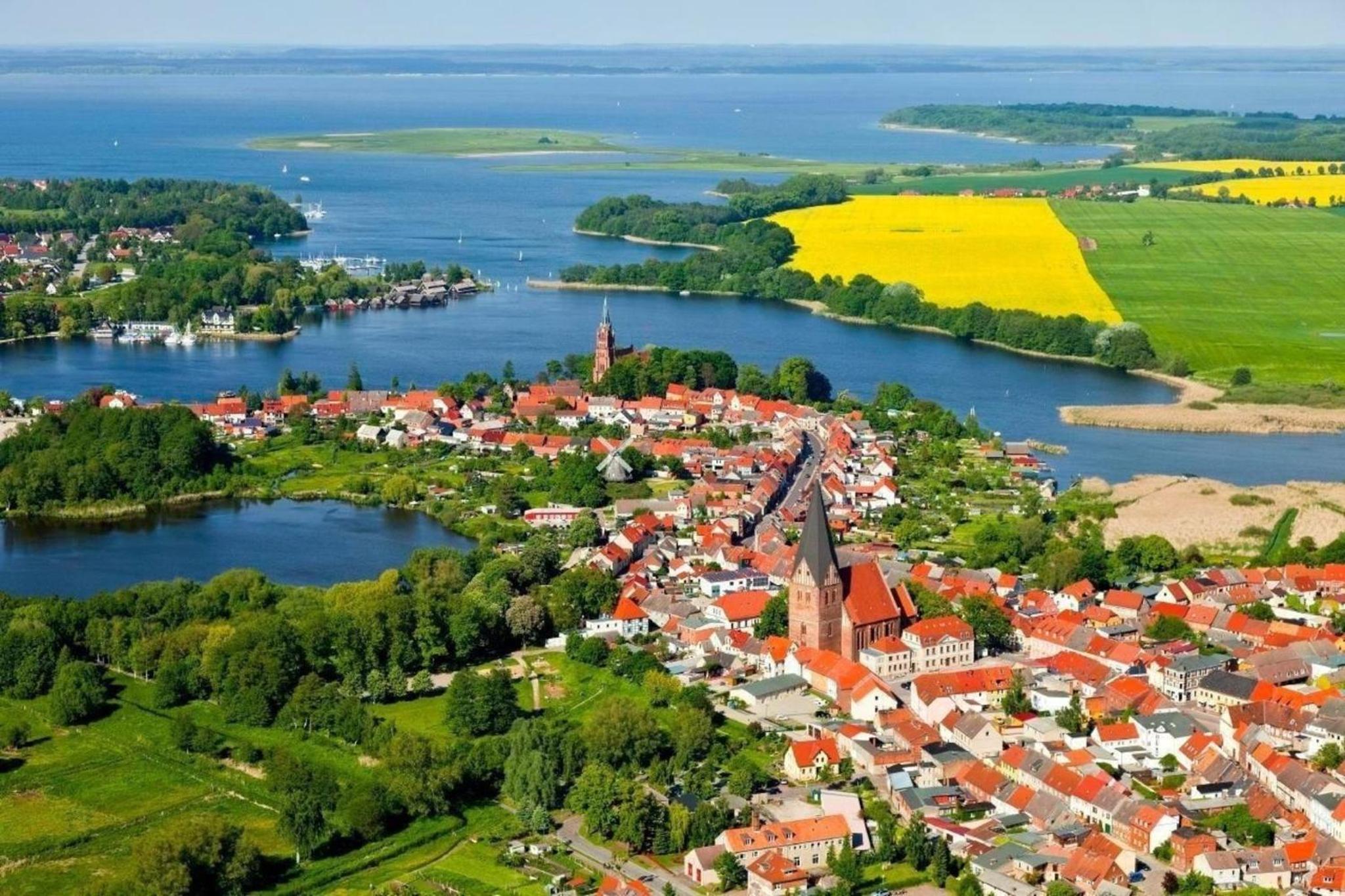 Appartement in RöbelMüritz mit Grill und Terrasse und Seeblick