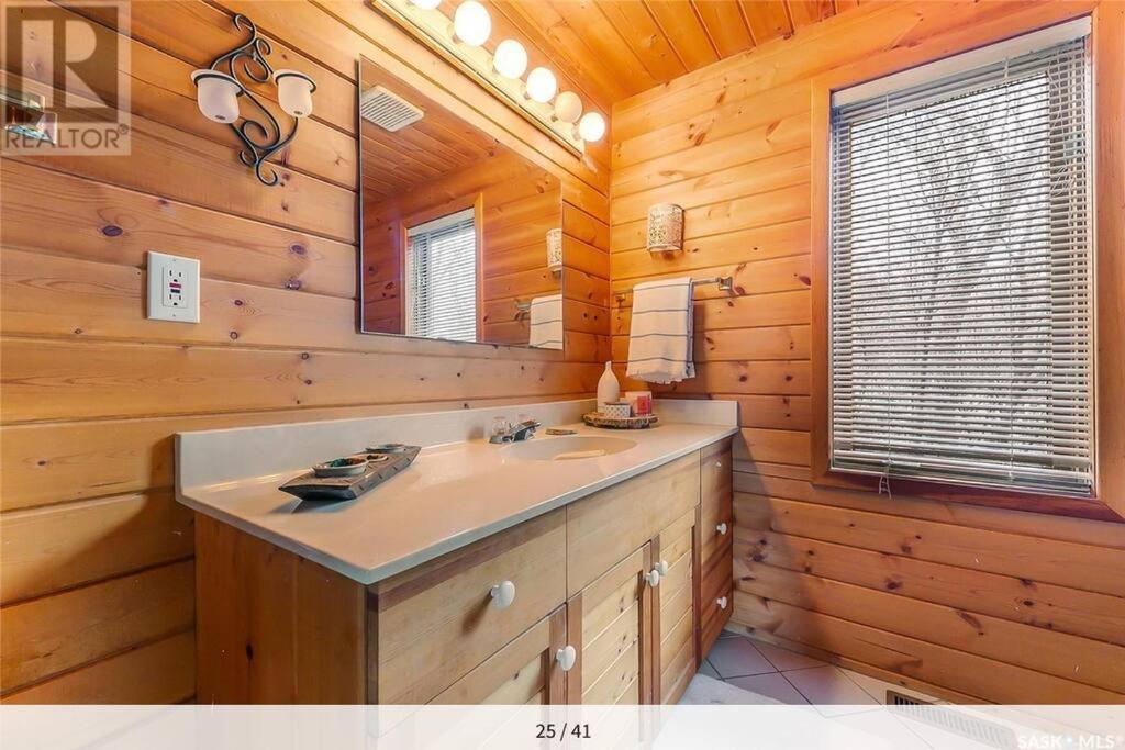My Lovely Lakeview Cottage Saskatchewan Beach 3 Bed - 2 Bath Cabin