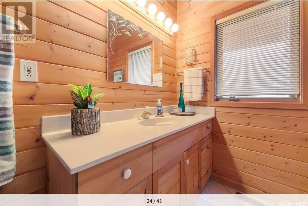 My Lovely Lakeview Cottage Saskatchewan Beach 3 Bed - 2 Bath Cabin