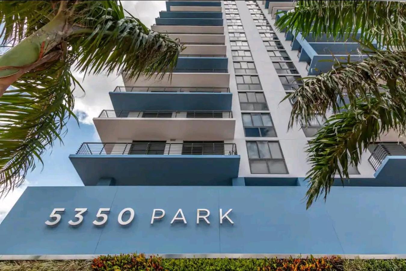Stylish 1-Bedroom Getaway Apt- pool & gym