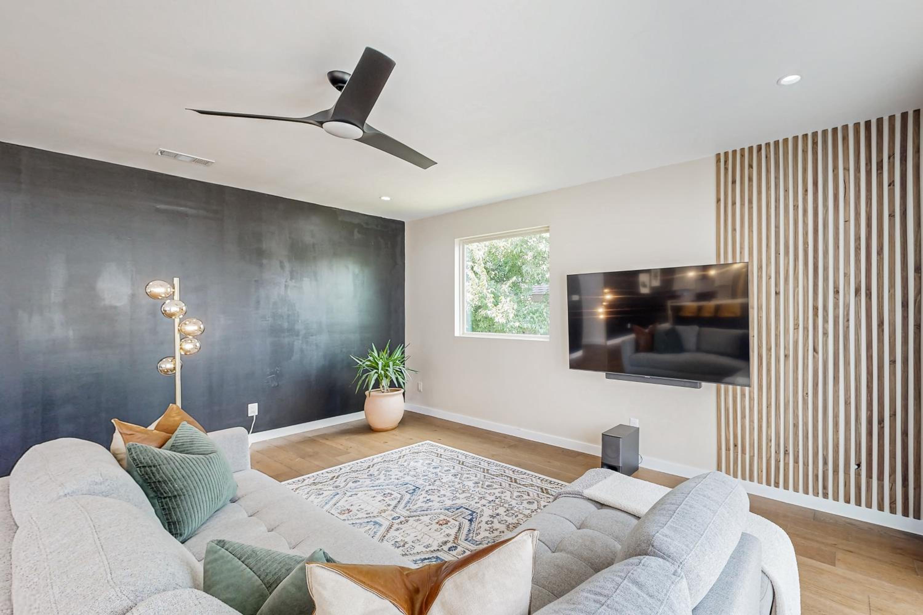 Modern Dallas Retreat 5 Mi to Dtwn Pets Welcome