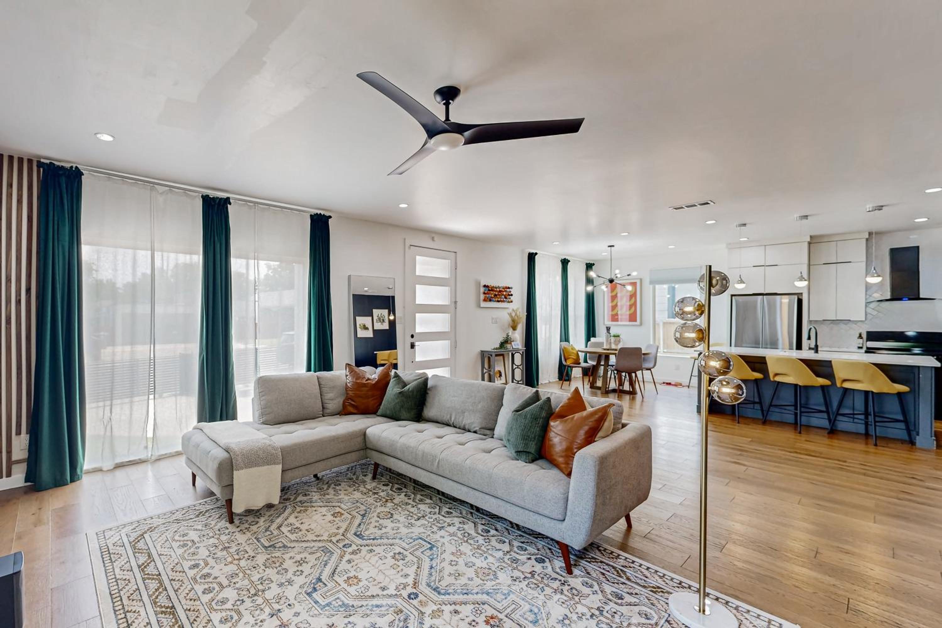 Modern Dallas Retreat 5 Mi to Dtwn Pets Welcome