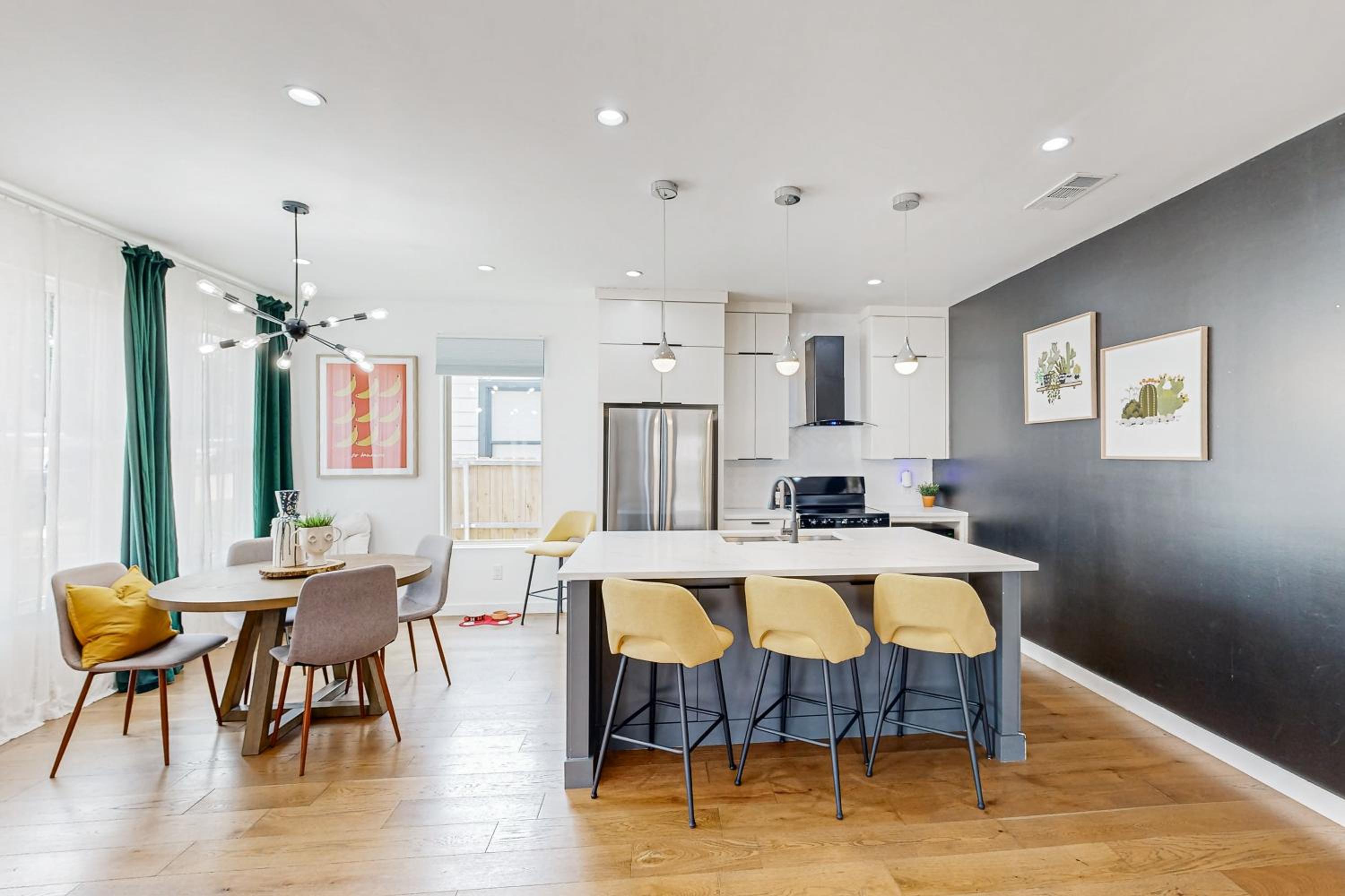 Modern Dallas Retreat 5 Mi to Dtwn Pets Welcome