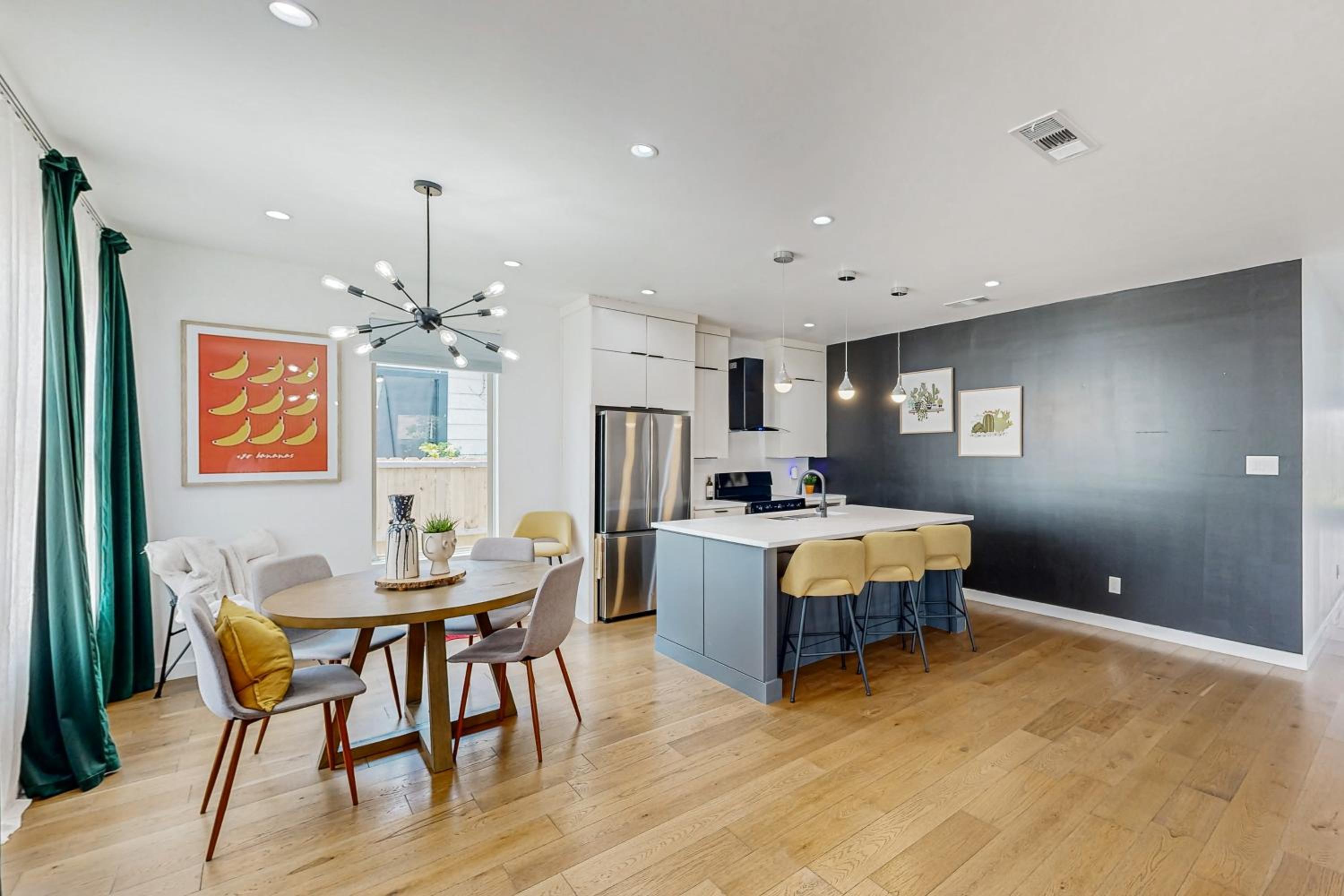 Modern Dallas Retreat 5 Mi to Dtwn Pets Welcome