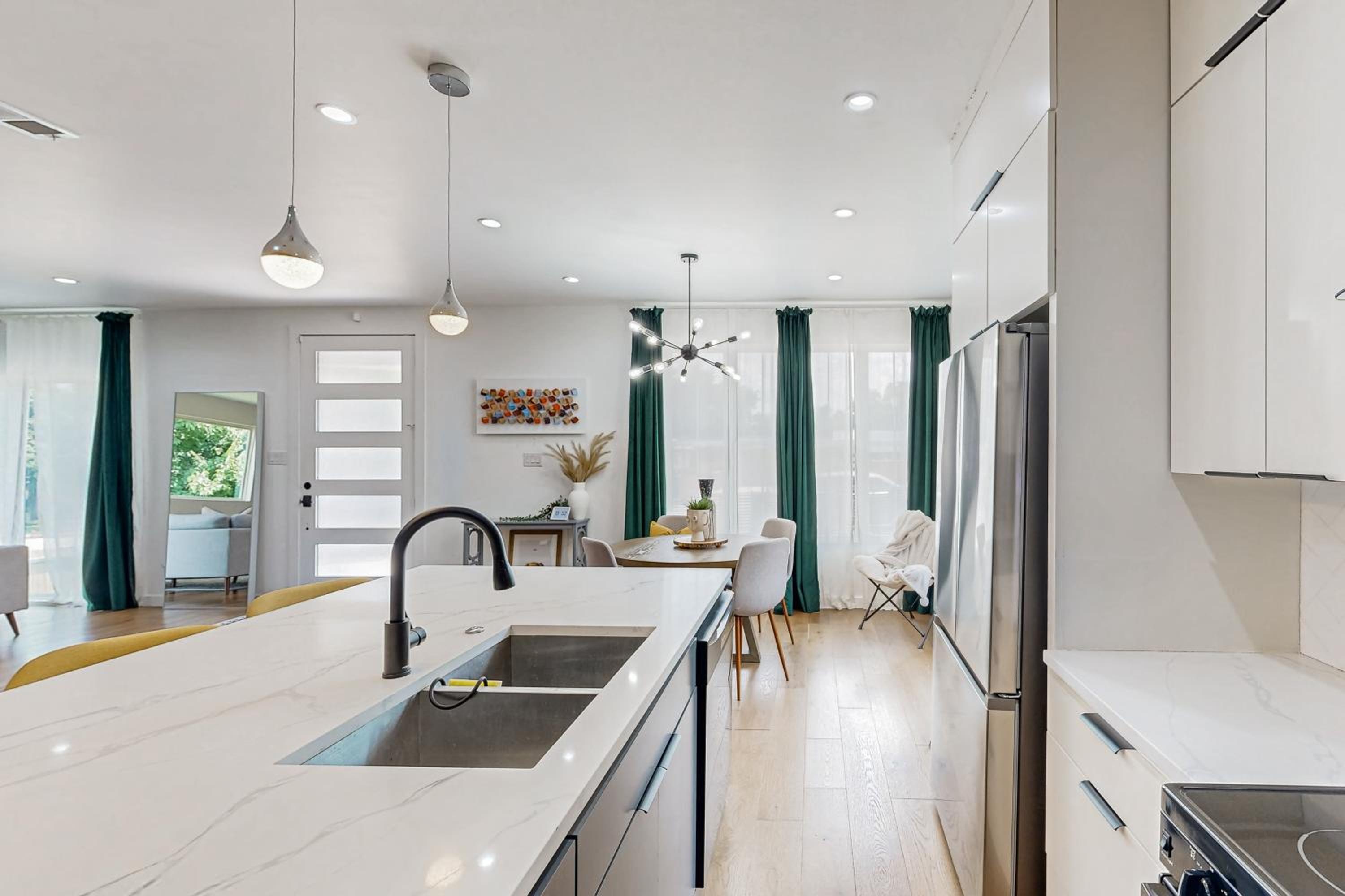 Modern Dallas Retreat 5 Mi to Dtwn Pets Welcome