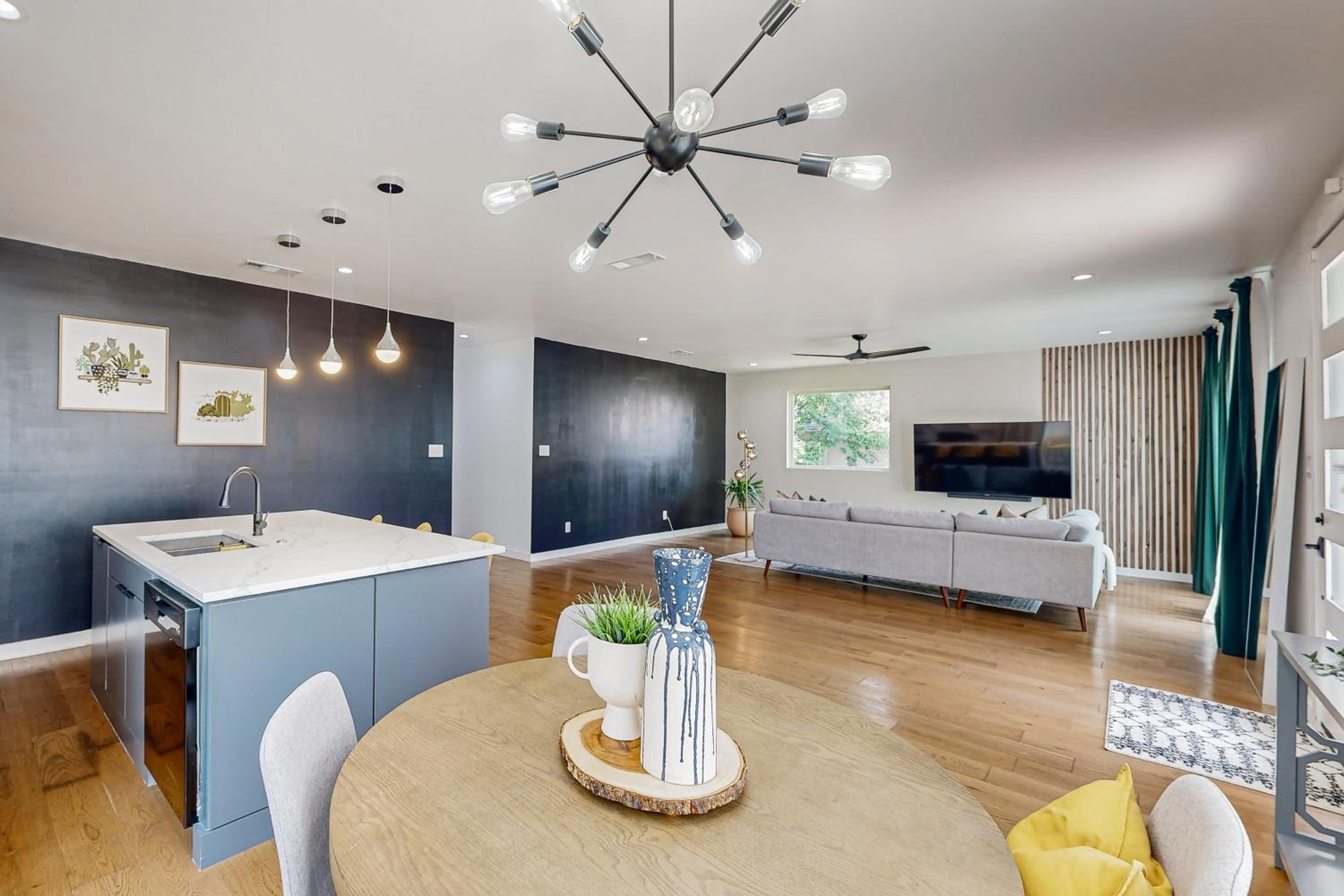 Modern Dallas Retreat 5 Mi to Dtwn Pets Welcome