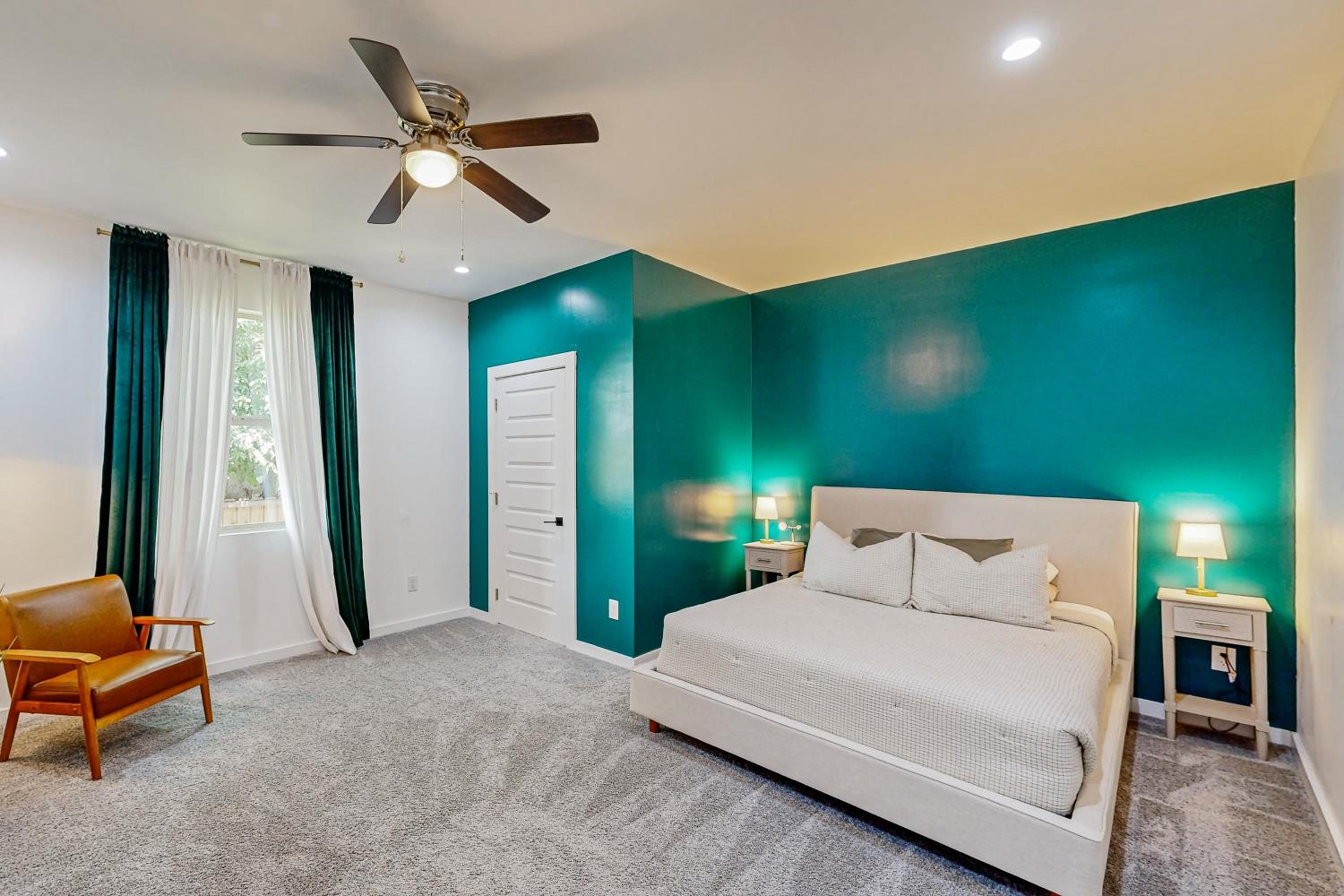 Modern Dallas Retreat 5 Mi to Dtwn Pets Welcome