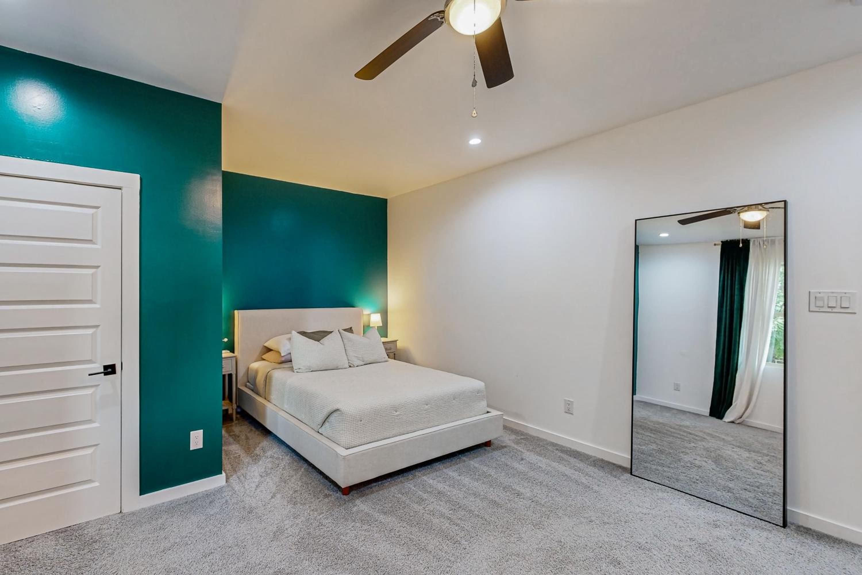 Modern Dallas Retreat 5 Mi to Dtwn Pets Welcome