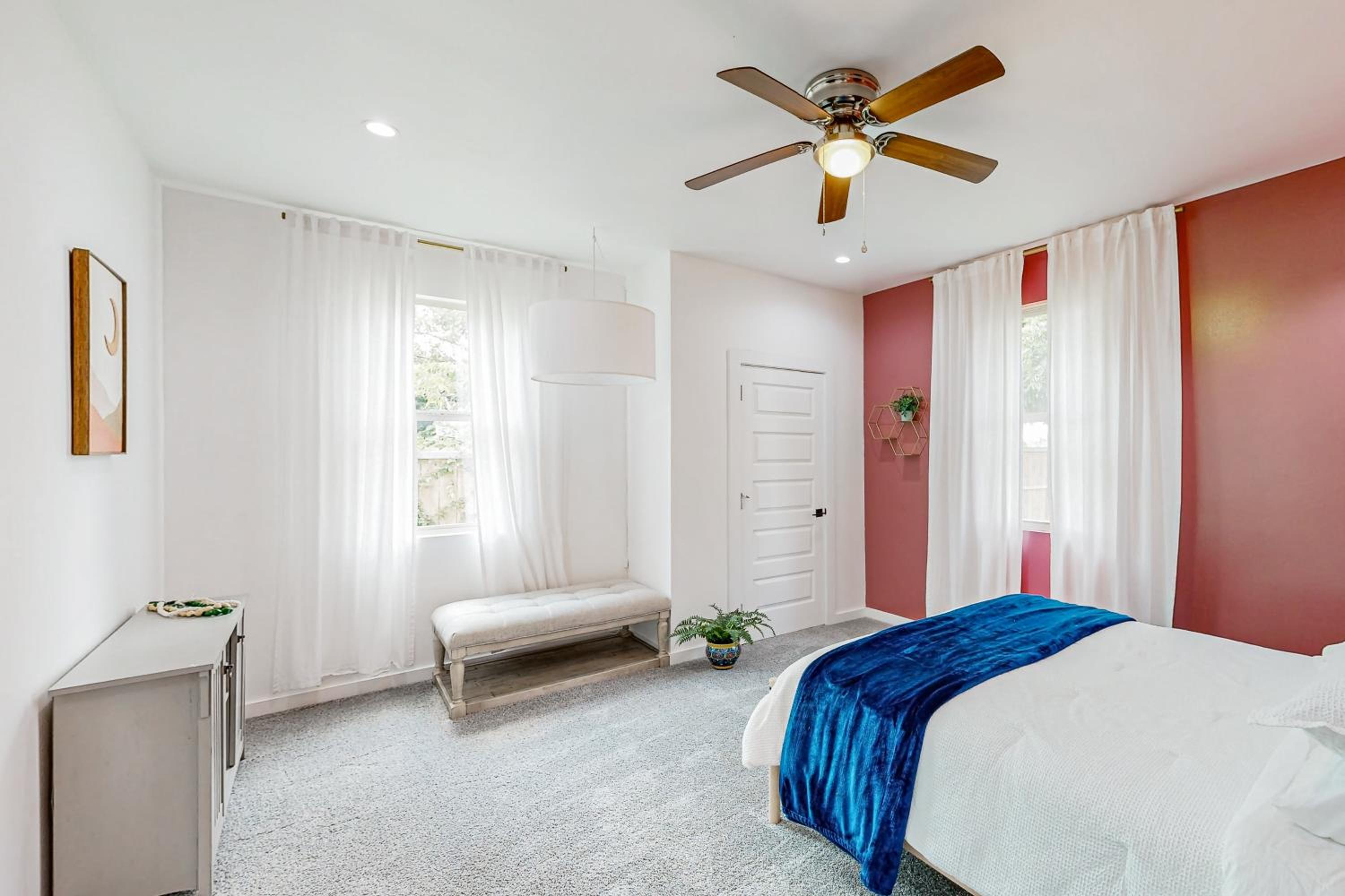 Modern Dallas Retreat 5 Mi to Dtwn Pets Welcome