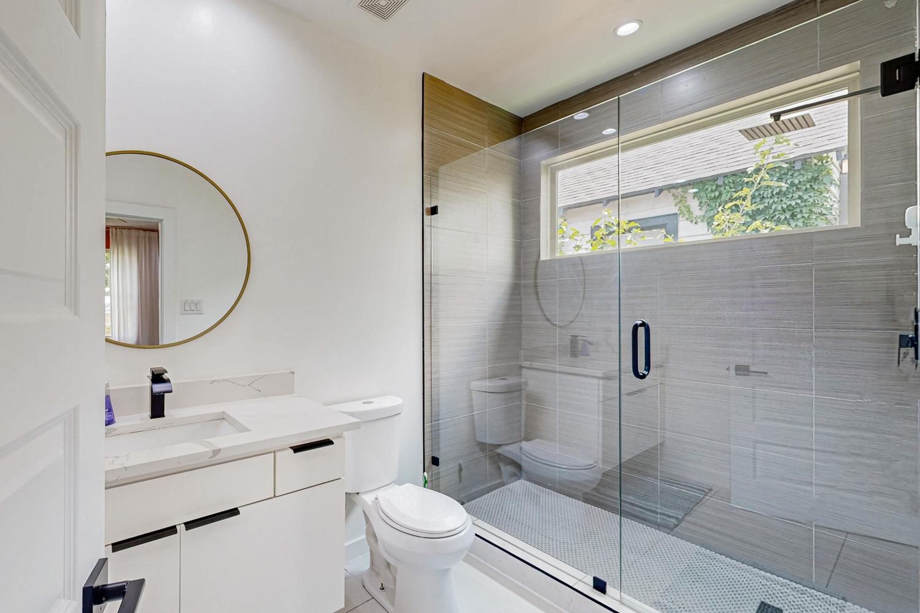 Modern Dallas Retreat 5 Mi to Dtwn Pets Welcome