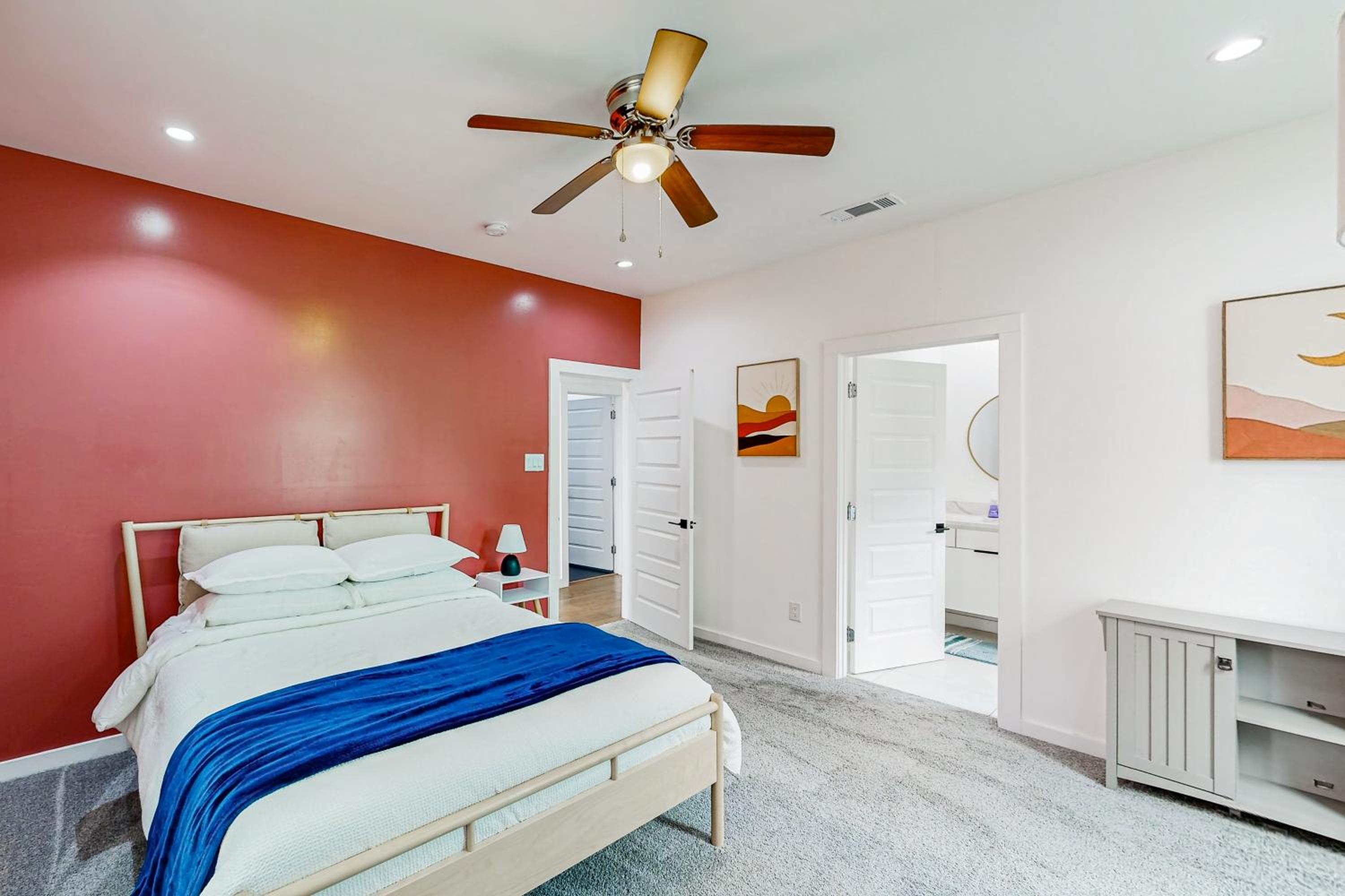 Modern Dallas Retreat 5 Mi to Dtwn Pets Welcome