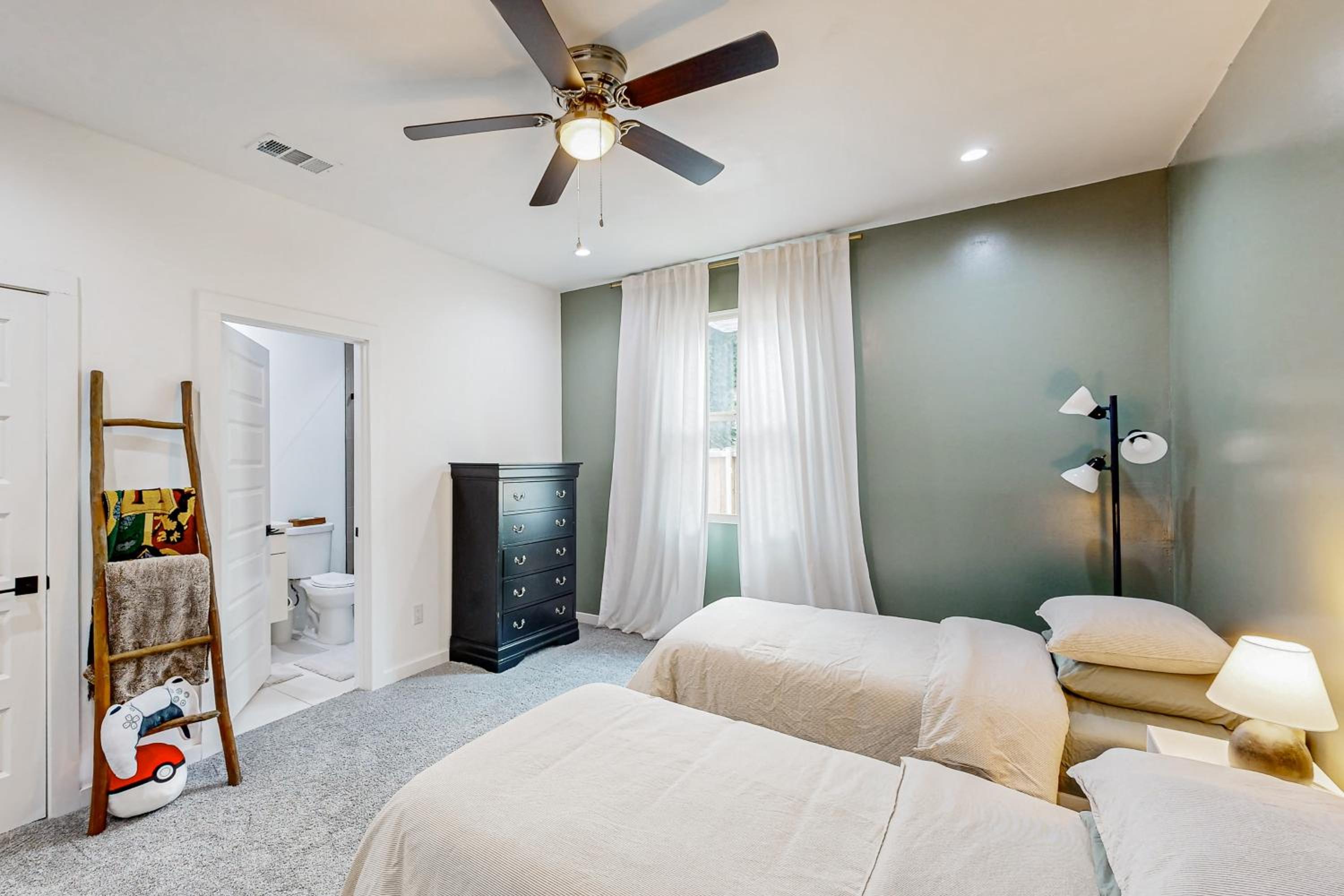 Modern Dallas Retreat 5 Mi to Dtwn Pets Welcome