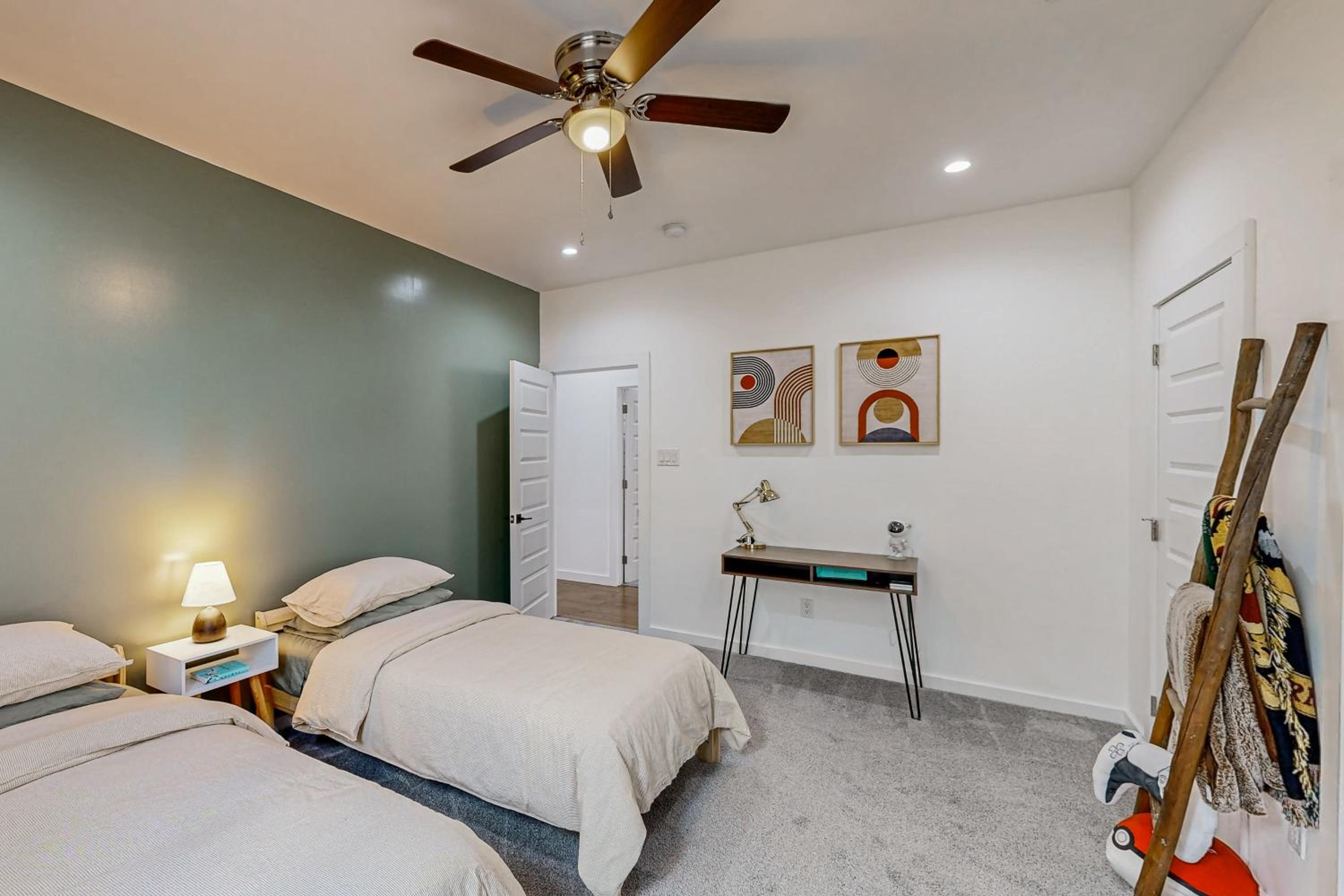 Modern Dallas Retreat 5 Mi to Dtwn Pets Welcome