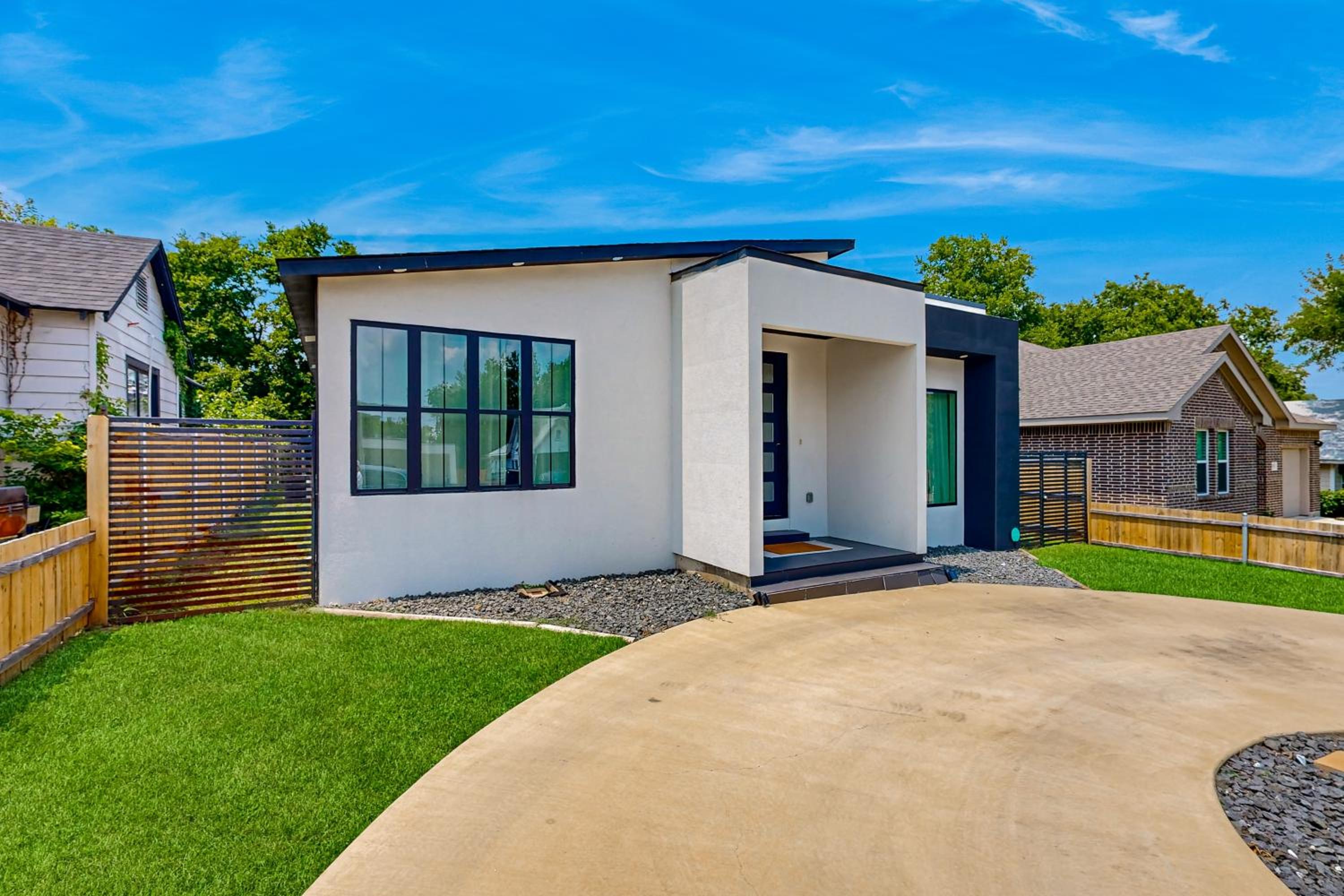 Modern Dallas Retreat 5 Mi to Dtwn Pets Welcome