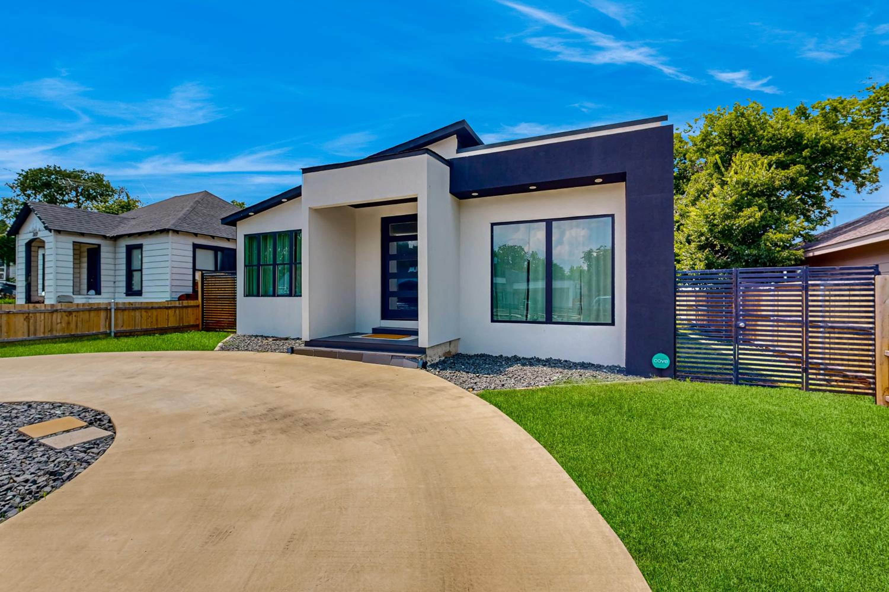 Modern Dallas Retreat 5 Mi to Dtwn Pets Welcome