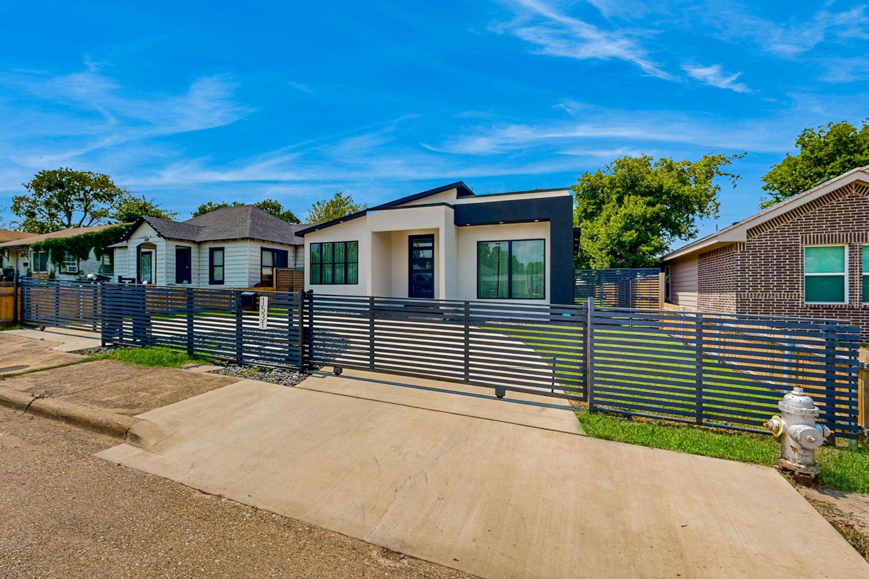 Modern Dallas Retreat 5 Mi to Dtwn Pets Welcome