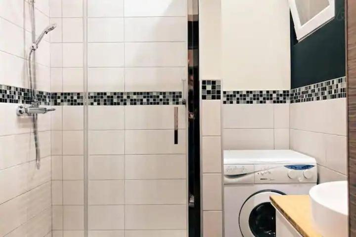 Appartement entièrement rénové et équipé de deux chambres dans le quartier Schuman