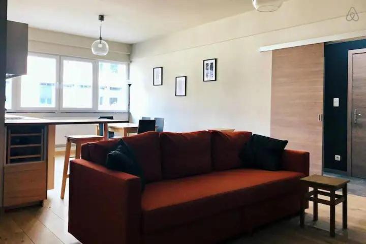 Appartement entièrement rénové et équipé de deux chambres dans le quartier Schuman
