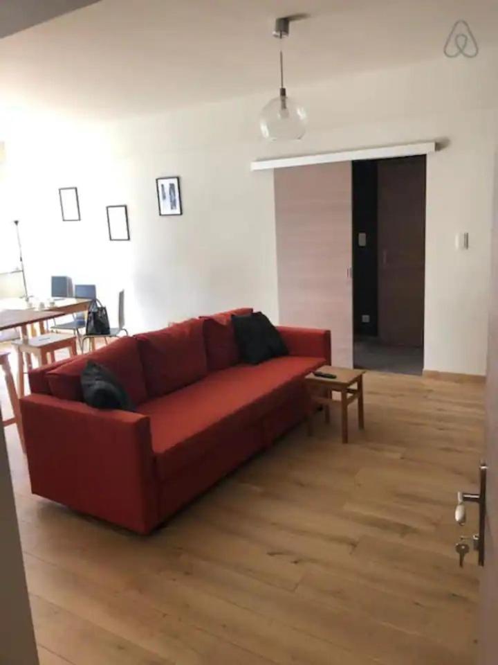 Appartement entièrement rénové et équipé de deux chambres dans le quartier Schuman