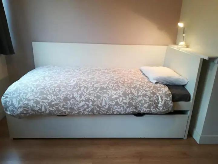 Appartement entièrement rénové et équipé de deux chambres dans le quartier Schuman
