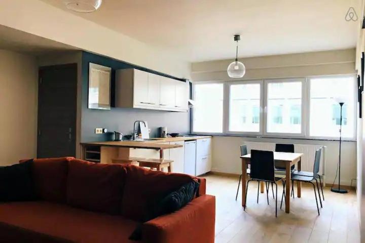 Appartement entièrement rénové et équipé de deux chambres dans le quartier Schuman