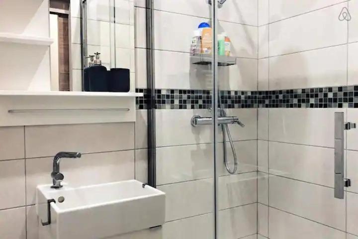 Appartement entièrement rénové et équipé de deux chambres dans le quartier Schuman