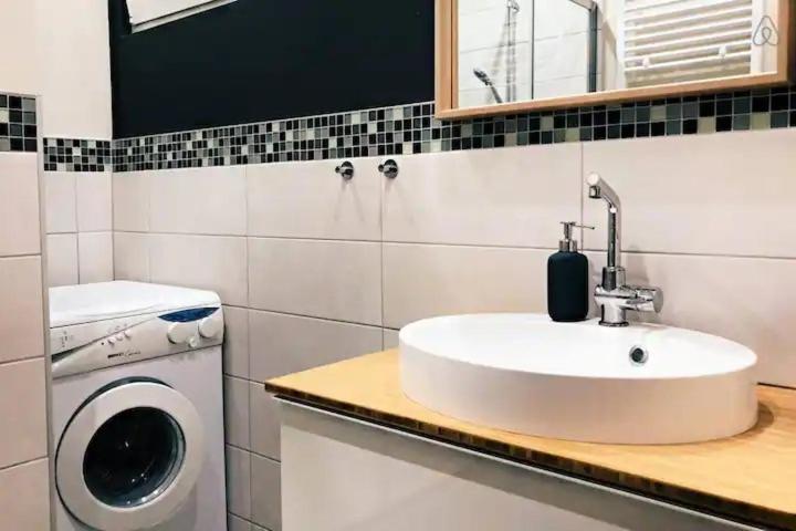 Appartement entièrement rénové et équipé de deux chambres dans le quartier Schuman