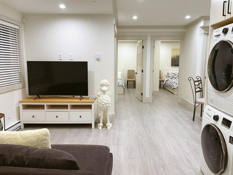 Entire Brand new 3 bedroom 2 bathroom Guesthouse