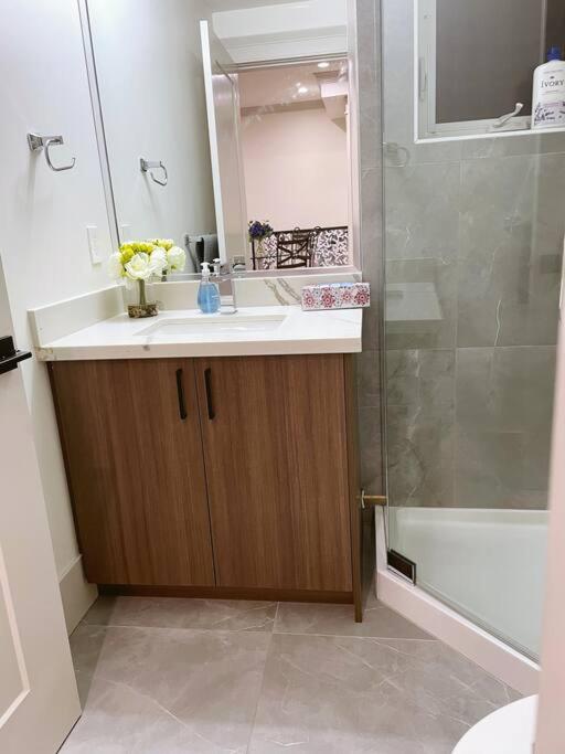 Entire Brand new 3 bedroom 2 bathroom Guesthouse