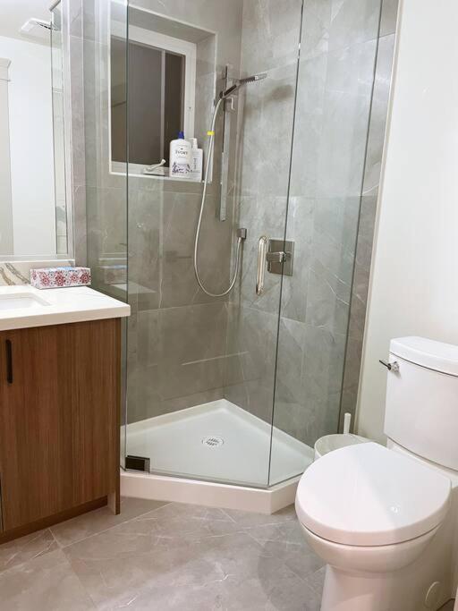 Entire Brand new 3 bedroom 2 bathroom Guesthouse
