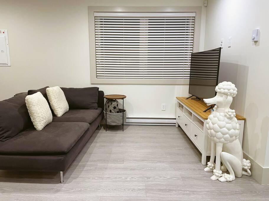 Entire Brand new 3 bedroom 2 bathroom Guesthouse