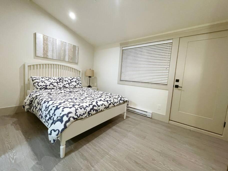 Entire Brand new 3 bedroom 2 bathroom Guesthouse